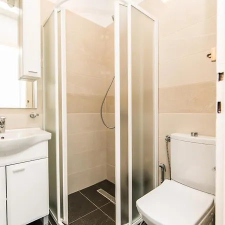 150sqm With 4 Units! Great For Groups