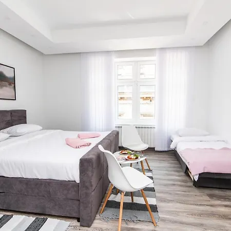Apartment 150sqm With 4 Units! Great For Groups *